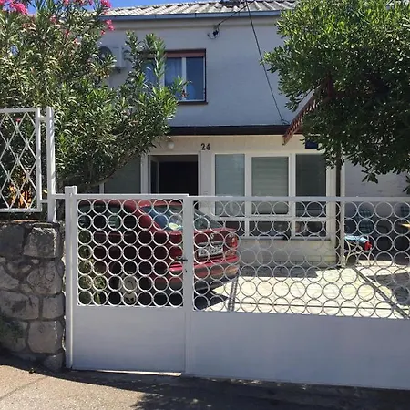 Semesterbostad House Crik